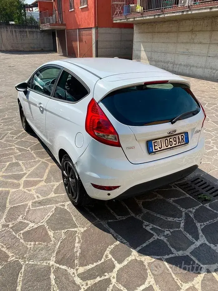 Usata Ford Fiesta 70 CV (51 kW) 2011 Bianco Berlina