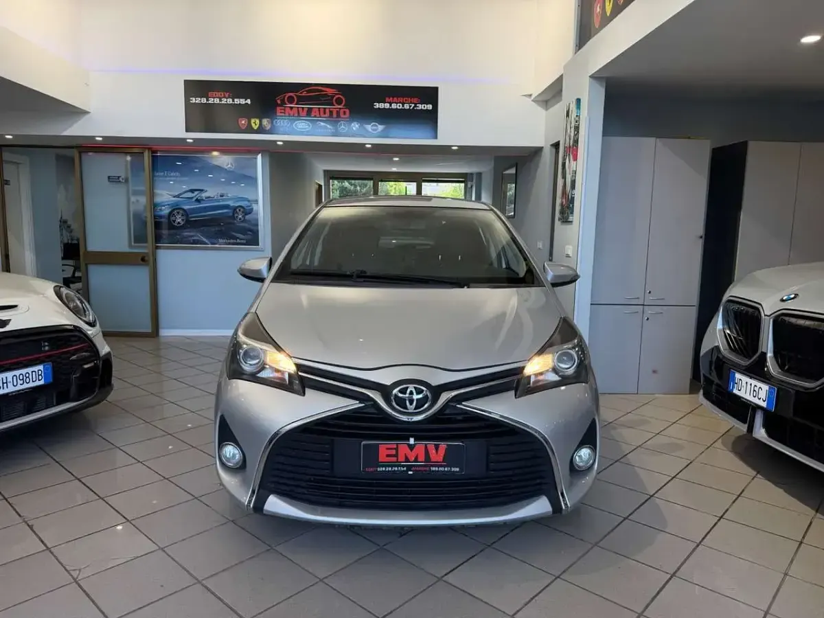 Usata Toyota Yaris Lounge 90 CV (66 kW) 2017 Grigio Berlina