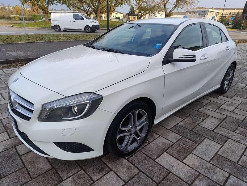 Bianco Usata 2015 Mercedes A180 Tre volumi | 12.300 € (Buon prezzo) - Immagine 1/4