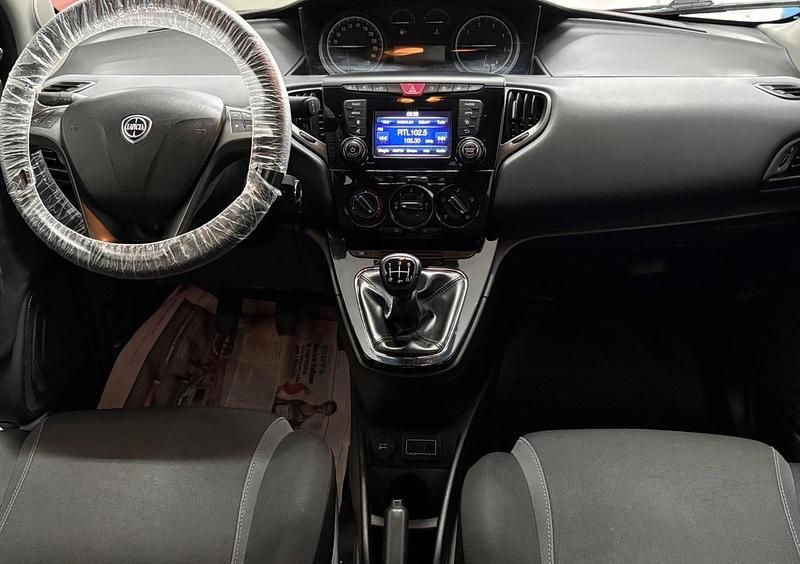 Begagnad Lancia Ypsilon S 95 HK (69 kW) 2016 Röd Halvkombi