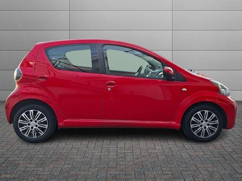 Begagnad Toyota Aygo 68 HK (50 kW) 2011 Röd Halvkombi