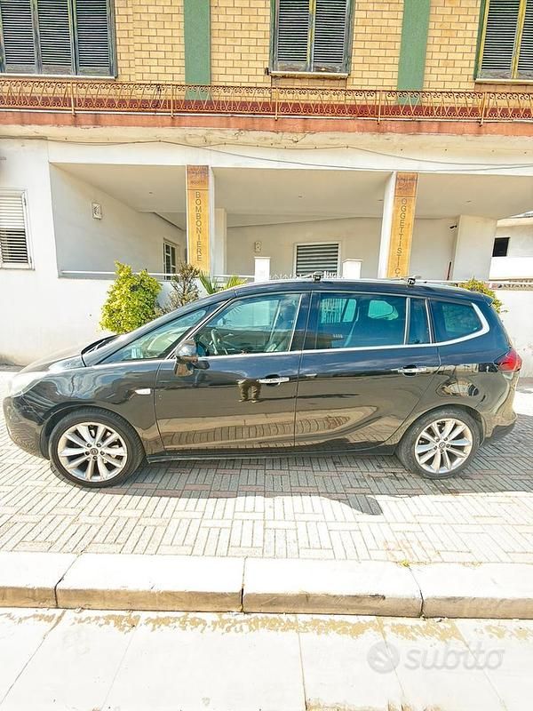 Usata Opel Zafira Tourer 131 CV (96 kW) 2011 Nero Monovolume
