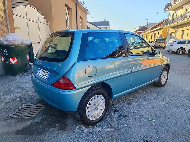 Usata Lancia Ypsilon 60 CV (44 kW) 2002 Verde Utilitaria
