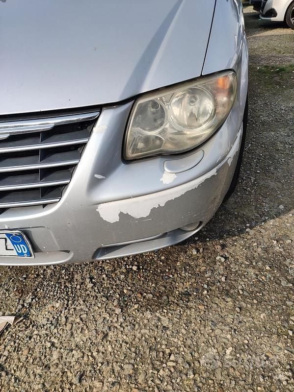 Usata Chrysler Voyager 143 CV (105 kW) 2004 Grigio Monovolume