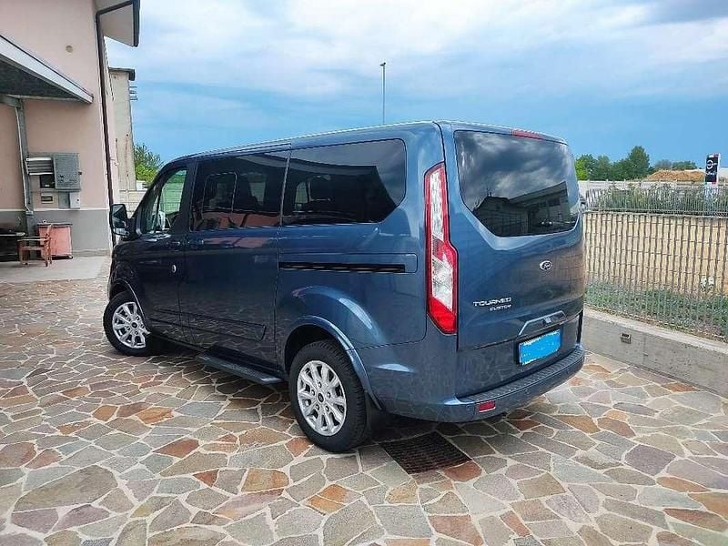 Usata Ford Tourneo Custom 136 CV (100 kW) 2022 Blu/azzurro Furgone