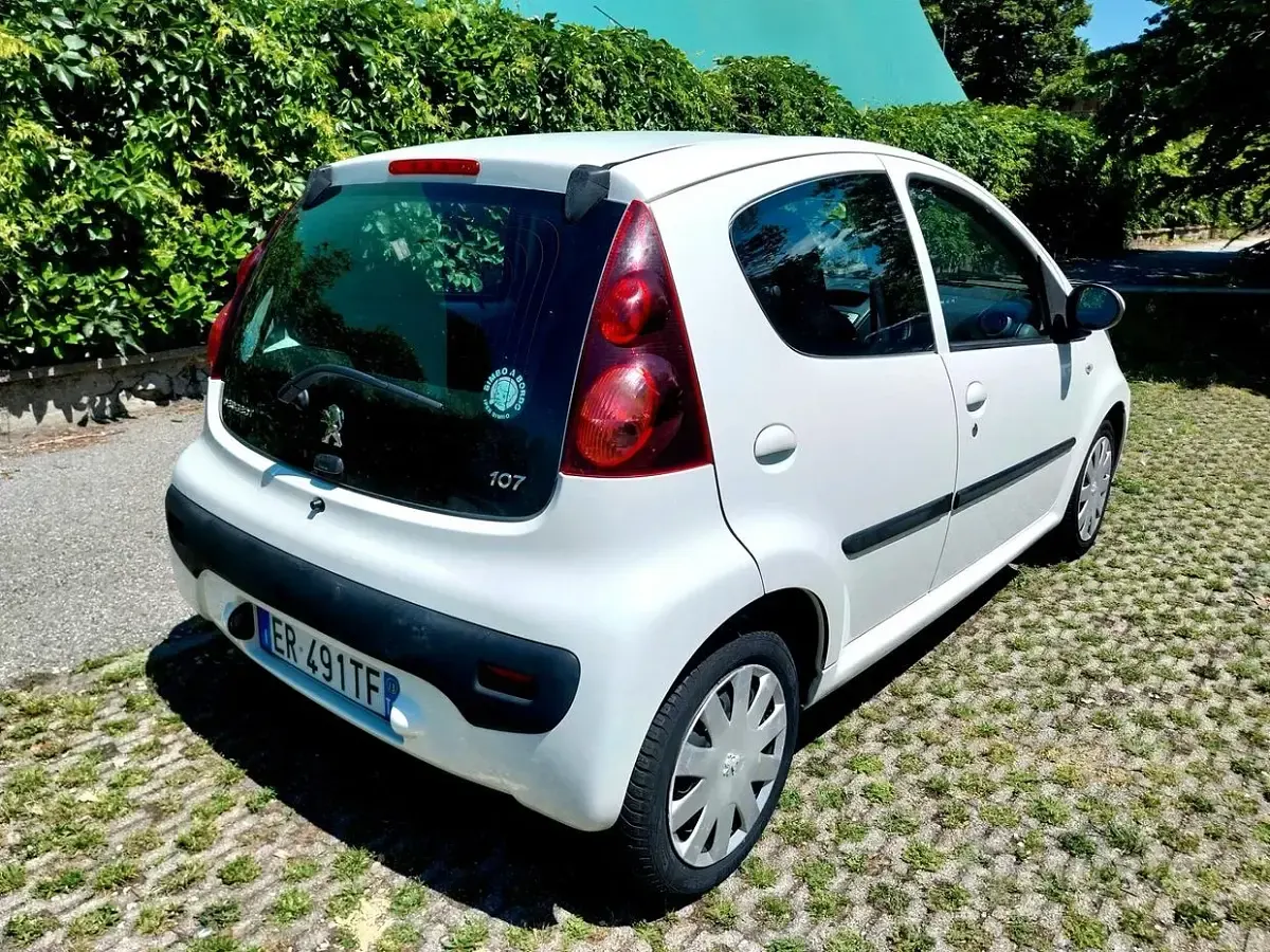 Usata Peugeot 107 68 CV (50 kW) 2013 Bianco Utilitaria