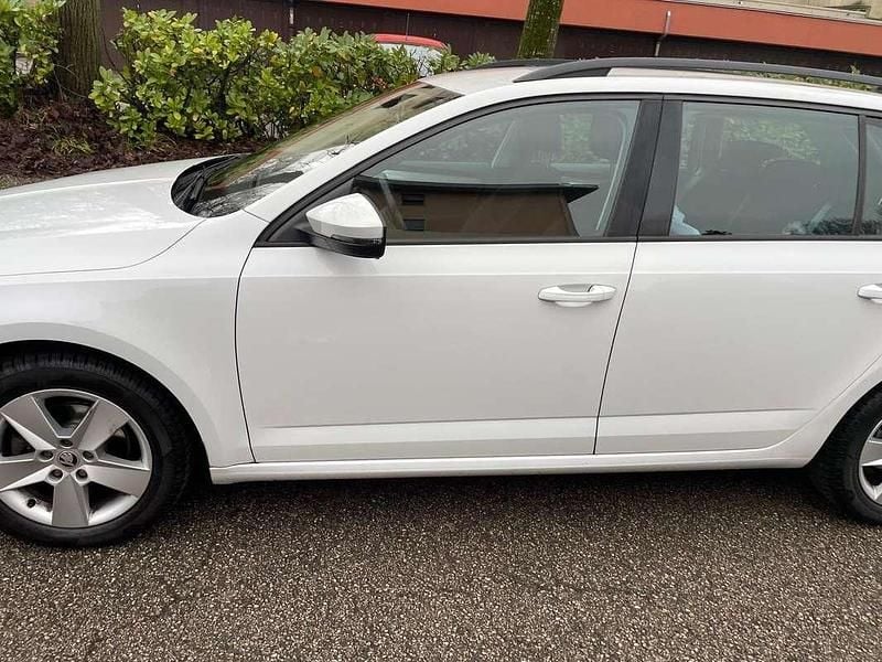 Usata Skoda Octavia Executive 116 CV (85 kW) 2018 Bianco Station wagon