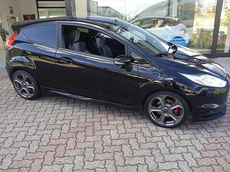 Usata Ford Fiesta Sport 182 CV (133 kW) 2016 Nero Utilitaria