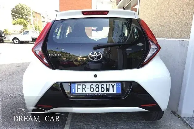Usata Toyota Aygo X-play 72 CV (52 kW) 2018 Bianco pastello Utilitaria