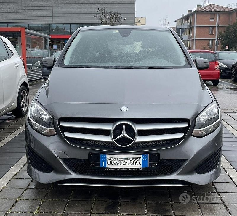 Usata Mercedes B180 Business 109 CV (80 kW) 2018 Grigio Monovolume