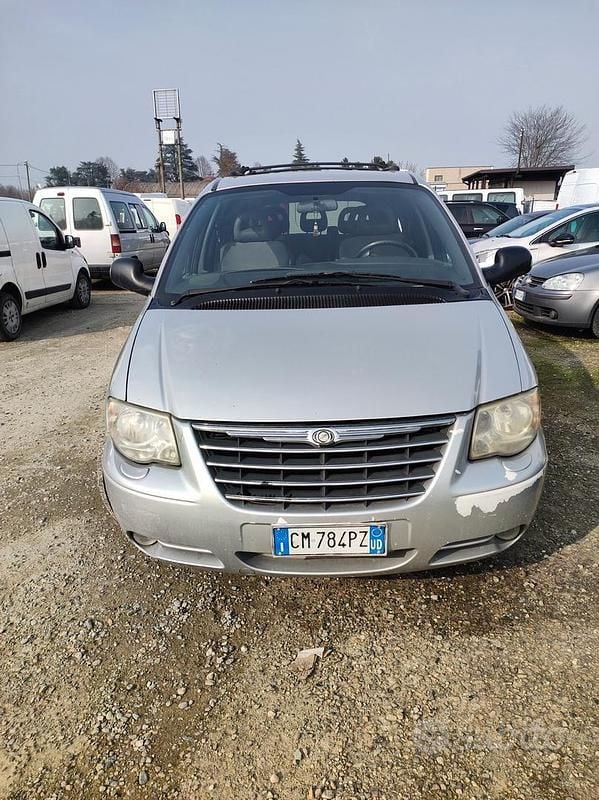 Usata Chrysler Voyager 143 CV (105 kW) 2004 Grigio Monovolume