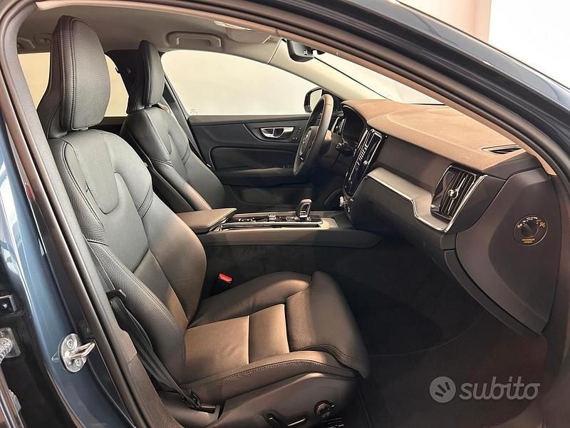 Nuova Volvo V60 Plus 197 CV (144 kW) 2025 Denim blu Station wagon