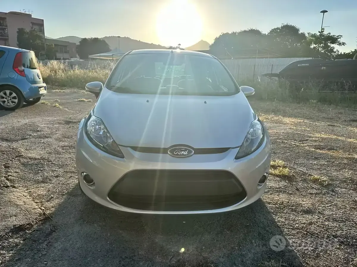 Usata Ford Fiesta Titanium 70 CV (51 kW) 2012 Grigio Berlina