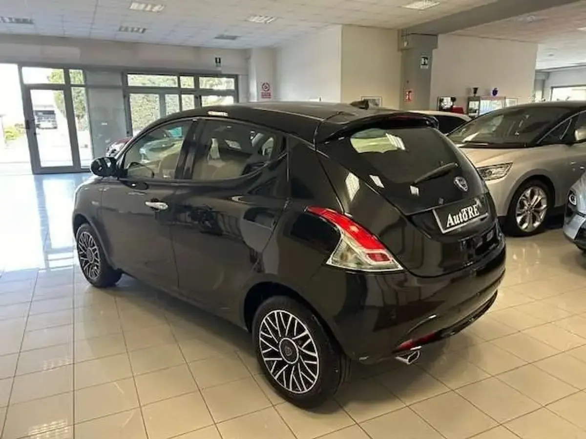 Usata Lancia Ypsilon 69 CV (50 kW) 2024 Nero Utilitaria