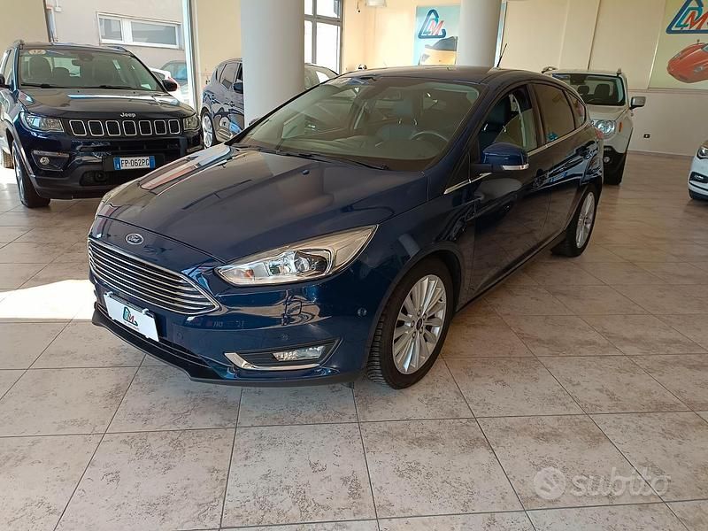 Begagnad Ford Focus Titanium 125 HK (91 kW) 2015 Blå Sedan