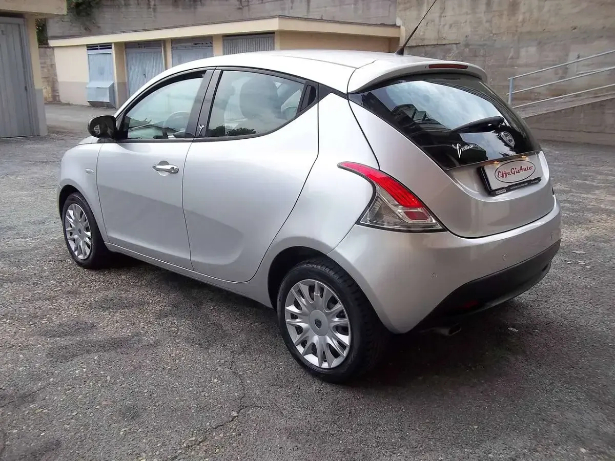 Usata Lancia Ypsilon Gold 69 CV (50 kW) 2012 Argento Utilitaria