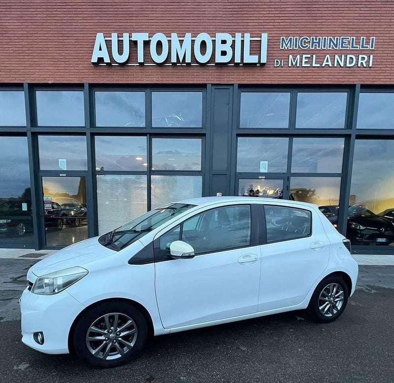 Bianco Usata 2014 Toyota Yaris Tre volumi | 5500 € (Buon prezzo) - Immagine 1/4