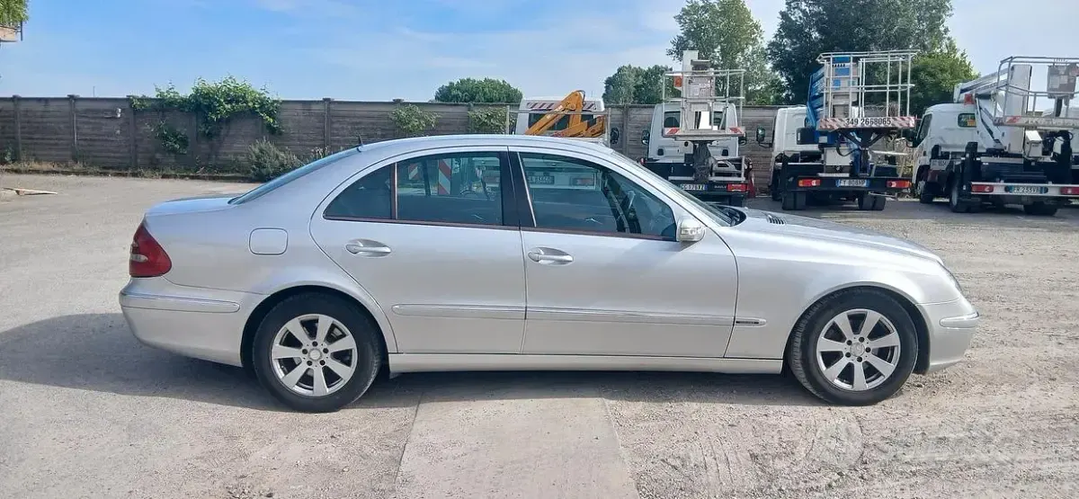Usata Mercedes E270 177 CV (130 kW) 2004 Grigio Berlina