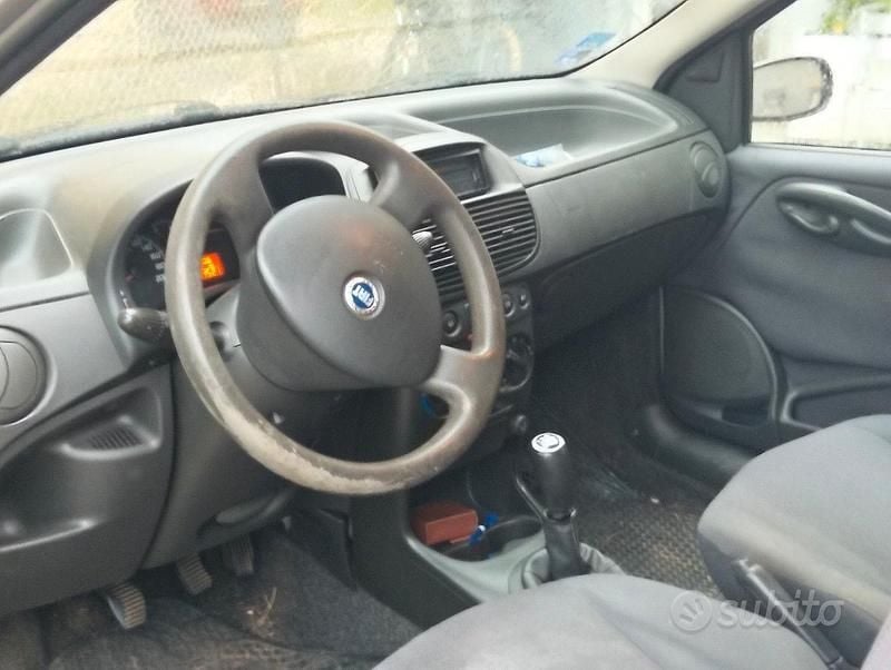 Usata Fiat Punto 85 CV (62 kW) 2004 Grigio Berlina