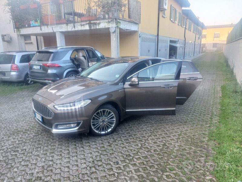 Marrone Usata 2019 Ford Mondeo Vignale Tre volumi | 16.900 € (Cara) - Immagine 1/4