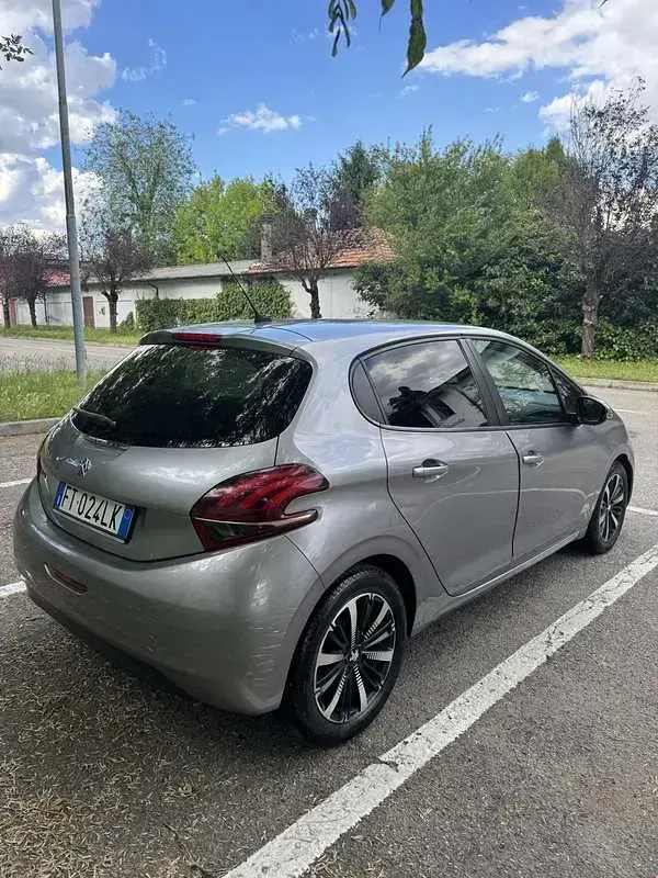Usata Peugeot 208 Signature Sky 83 CV (61 kW) 2018 Utilitaria