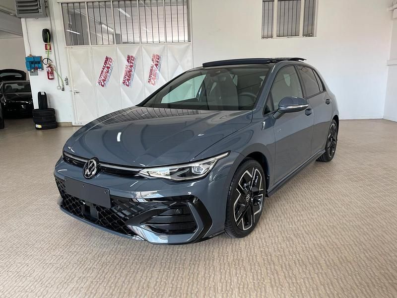 Grigio Nuova 2025 VW Golf R-line Tre volumi | 38.800 € (Molto cara) - Immagine 1/4