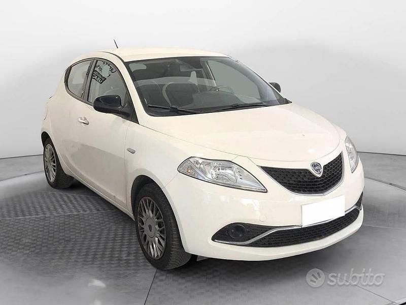 Usata Lancia Ypsilon Silver 69 CV (50 kW) 2017 Bianco Utilitaria