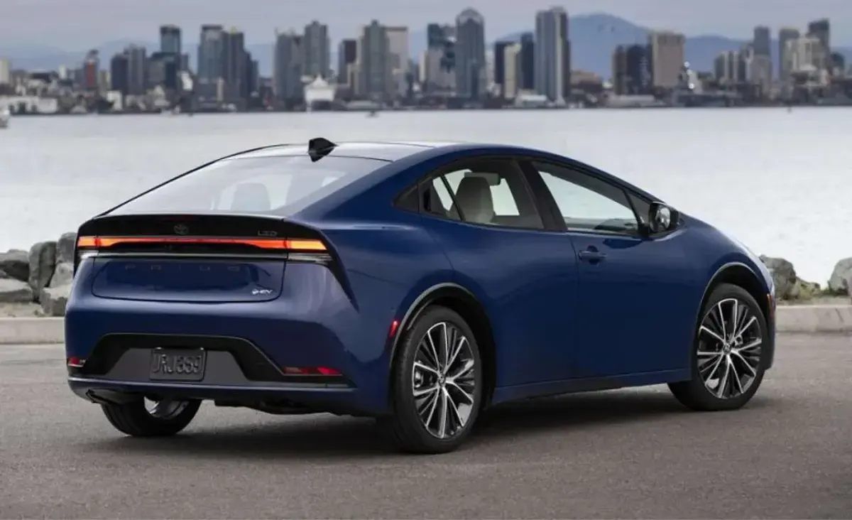 Nuova Toyota Prius Active 223 CV (164 kW) 2025 Argento Utilitaria