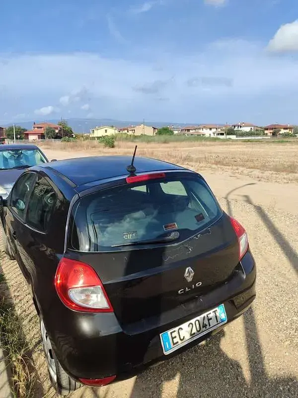 Usata Renault Clio III Dynamique 75 CV (55 kW) 2010 Nero Berlina