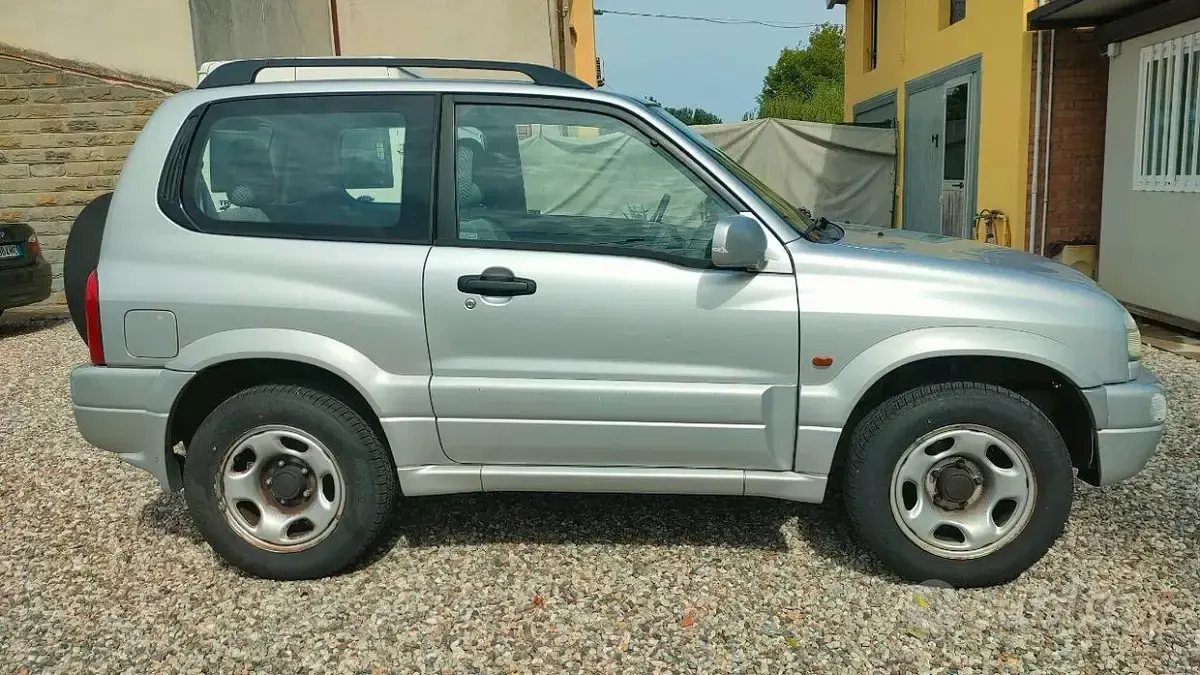 Usata Suzuki Grand Vitara 94 CV (69 kW) 2003 Grigio Berlina