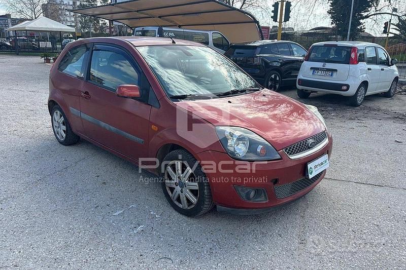 Usata Ford Fiesta Ghia 68 CV (50 kW) 2008 Rosso Utilitaria
