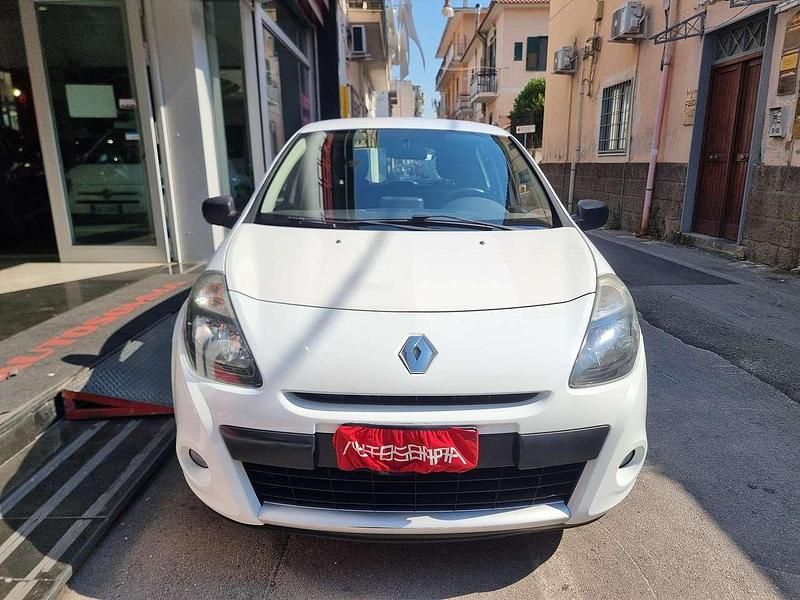 Bianco Usata 2012 Renault Clio III Dynamique Tre volumi | 3999 € (Buon prezzo) - Immagine 1/4