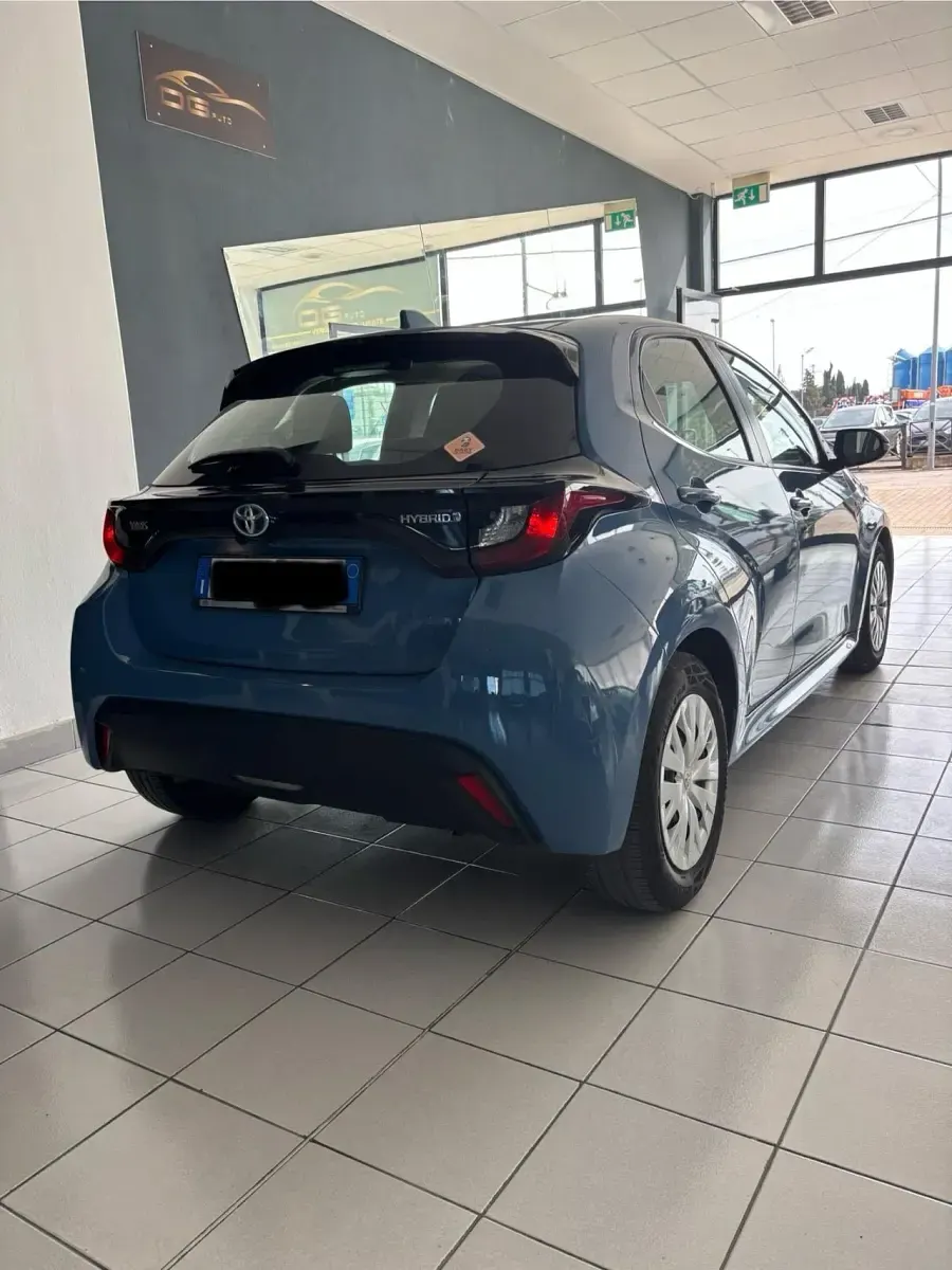 Usata Toyota Yaris Hybrid Active 116 CV (85 kW) 2021 Blu Berlina