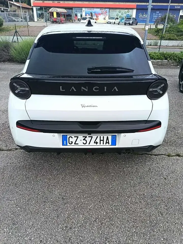 Usata Lancia Ypsilon 101 CV (74 kW) 2025 Bianco Utilitaria