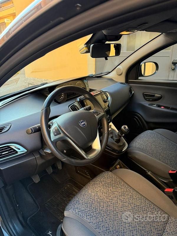 Usata Lancia Ypsilon 69 CV (50 kW) 2023 Grigio Utilitaria