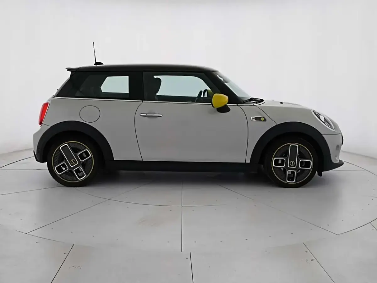 Usata Mini Cooper SE 135 kW (184 CV) 2020 White silver Utilitaria