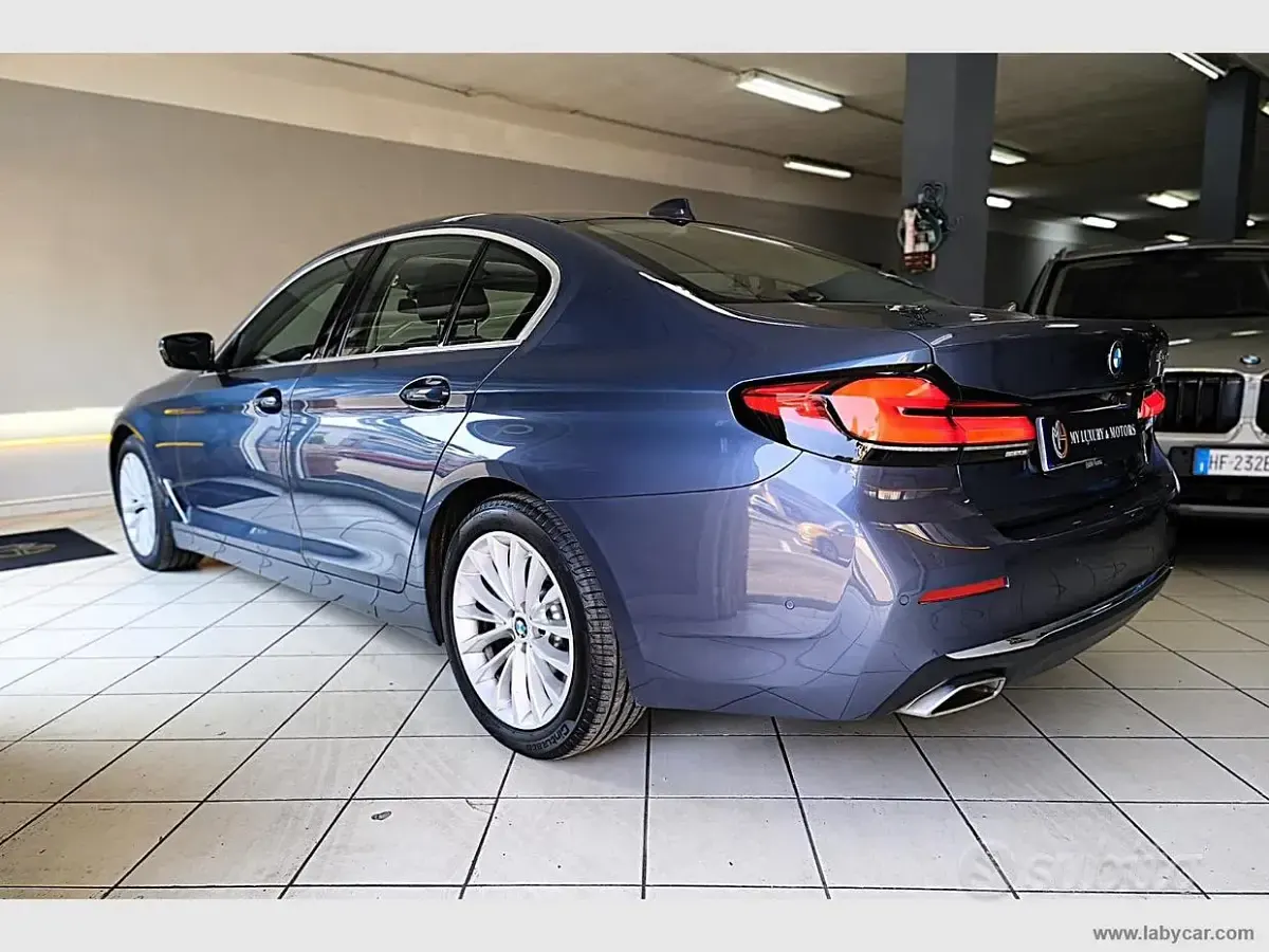 Usata BMW 530 Luxury Line 249 CV (183 kW) 2022 Blu/azzurro Berlina