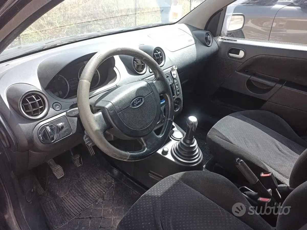 Usata Ford Fiesta 68 CV (50 kW) 2005 Nero Utilitaria