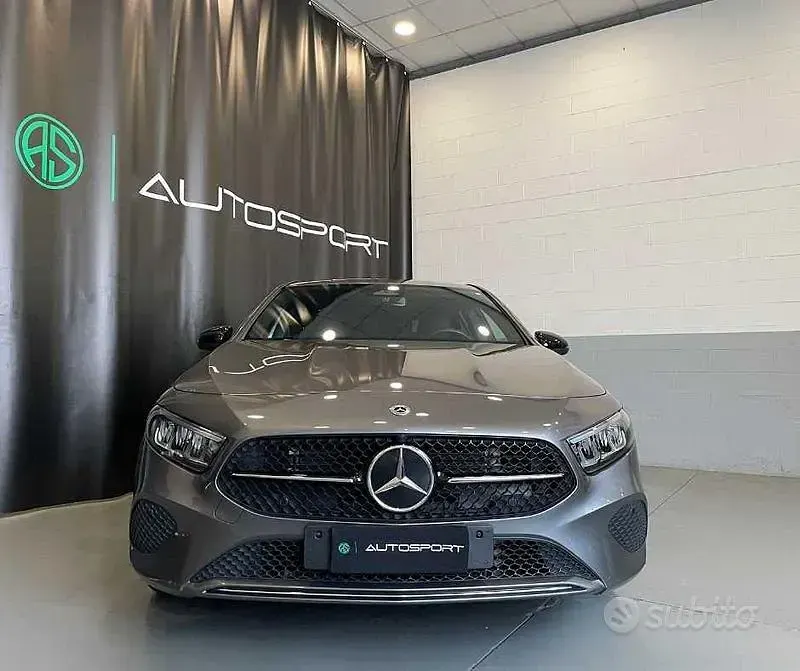 Usata Mercedes A180 Advanced Plus 116 CV (85 kW) 2025 Grigio Berlina