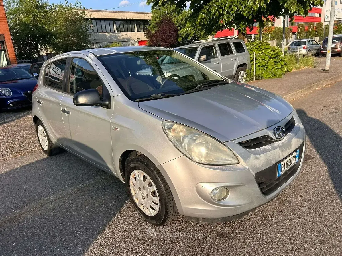 Usata Hyundai i20 Comfort 77 CV (56 kW) 2010 Grigio Utilitaria