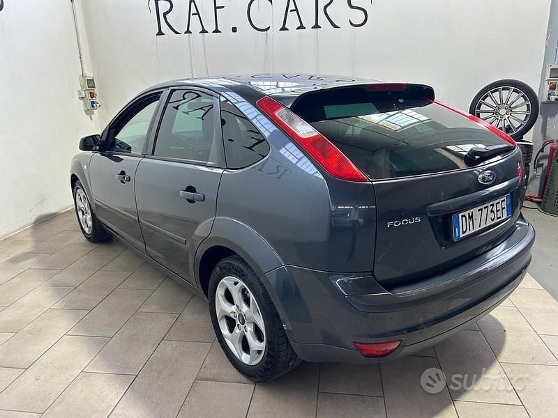 Käytetty Ford Focus 90 HP (66 kW) 2008 Harmaa Sedan