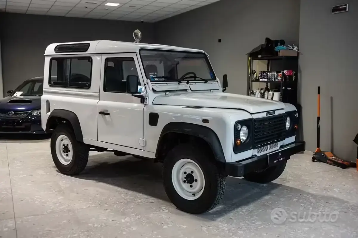 Usata Land Rover Defender 122 CV (89 kW) 2000 Bianco Station wagon
