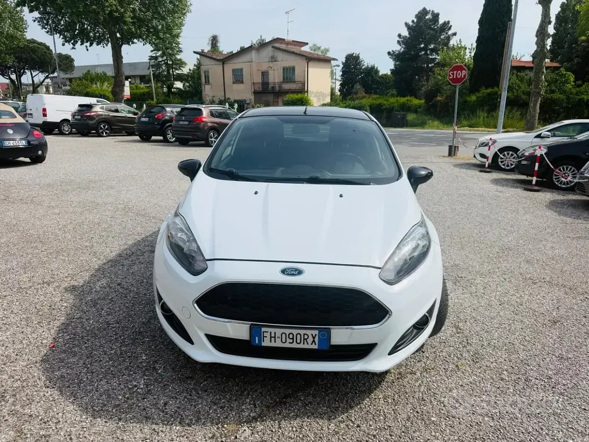 Usata Ford Fiesta 82 CV (60 kW) 2017 Bianco Utilitaria