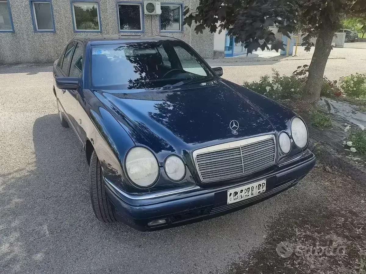 Usata Mercedes E250 Elegance 136 CV (100 kW) 1997 Blu Berlina