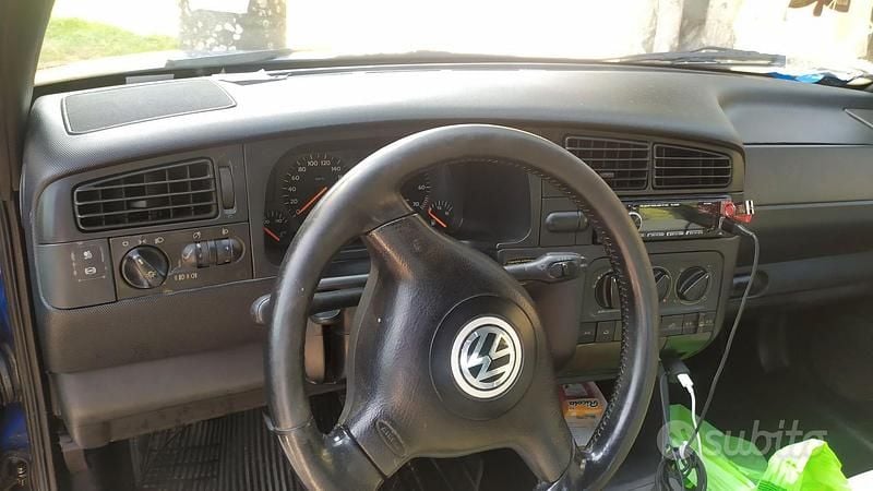 Usata VW Golf Cabriolet 101 CV (74 kW) 1998 Blu Cabrio