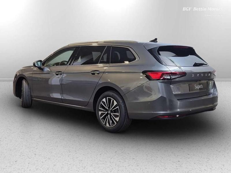 Nuova Skoda Superb Selection 150 CV (110 kW) 2026 Grigio graphite metallizzato Station wagon