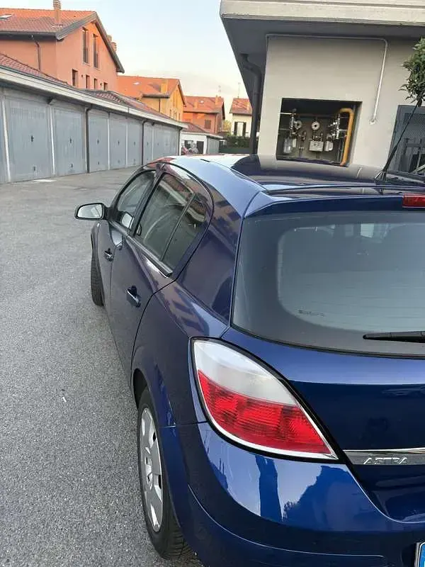 Usata Opel Astra Cosmo 90 CV (66 kW) 2004 Berlina