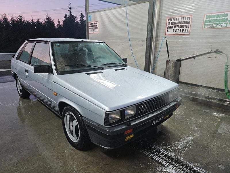 Usata Alfa Romeo 75 154 CV (113 kW) 1988 Nero Berlina