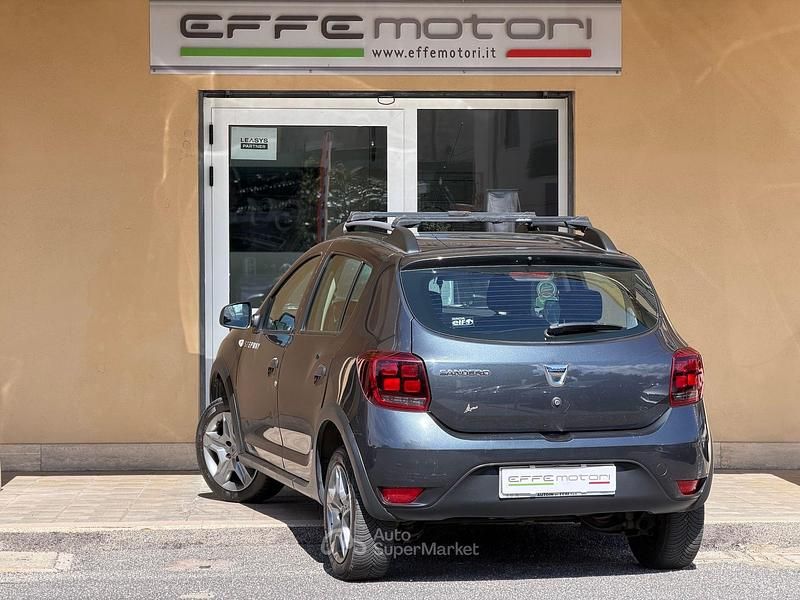 Usata Dacia Sandero 73 CV (53 kW) 2019 Gray Berlina