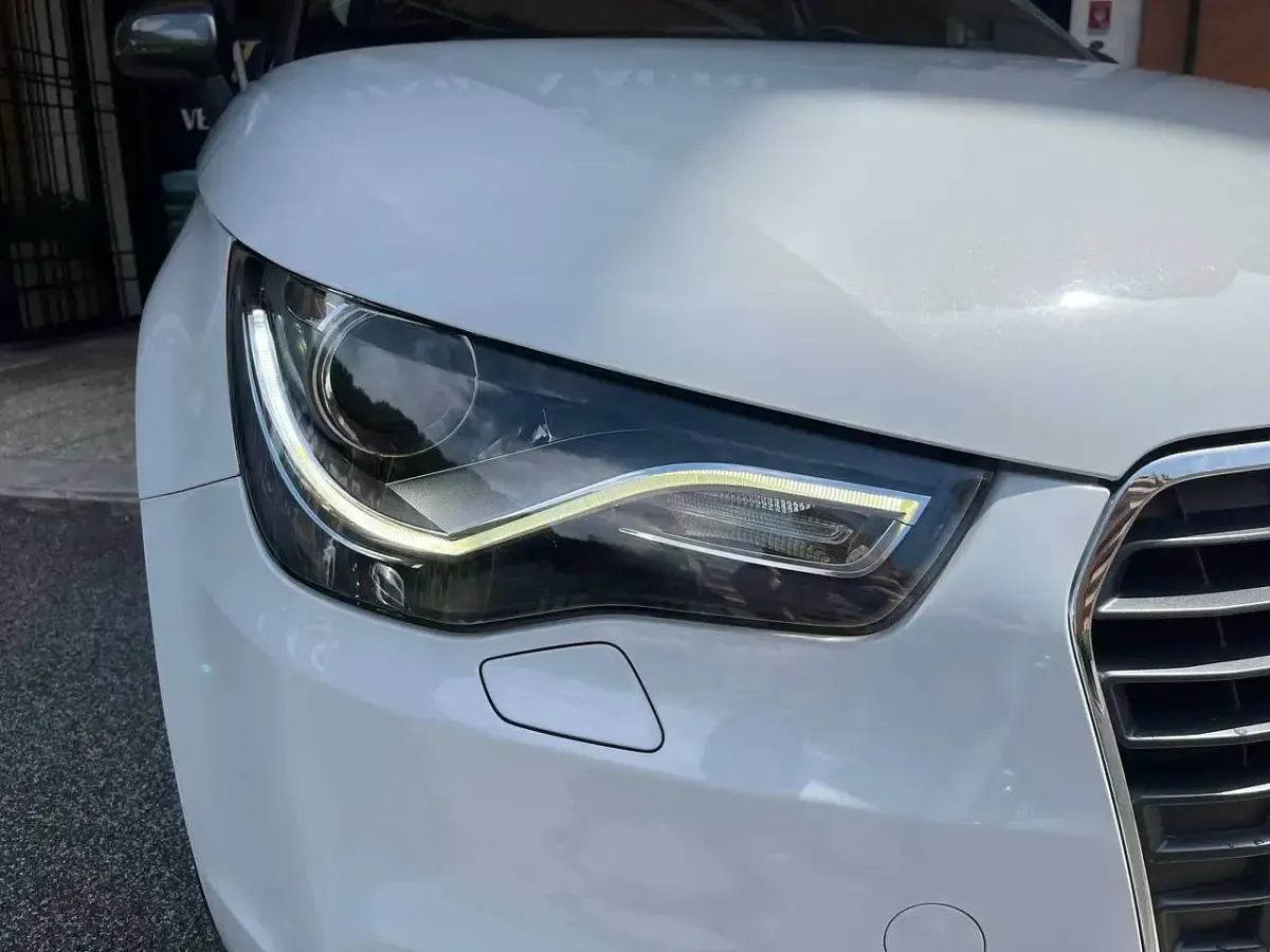 Usata Audi A1 Sportback Ambition 86 CV (63 kW) 2012 Bicolore Utilitaria